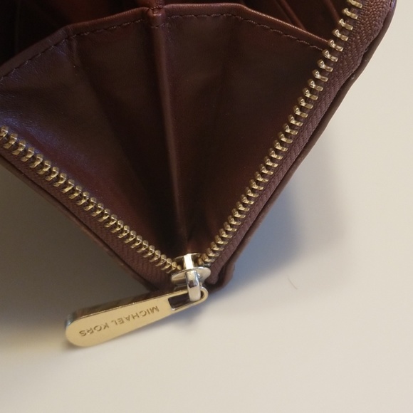 Michael Kors Wallet - Picture 4 of 8